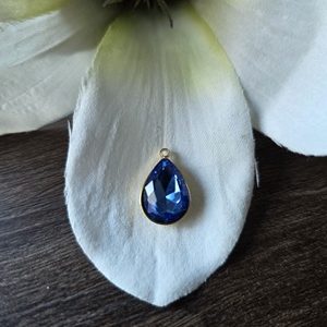 Donkerblauw/goud druppe. 17*11mm